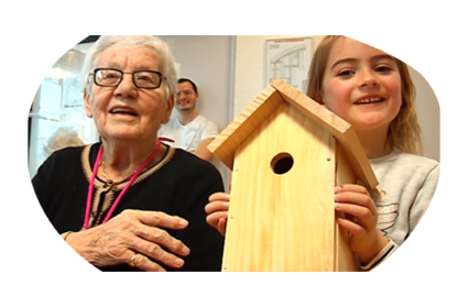 Une petite fille et une résidente de l'Ehpad Ker Guen, à Louannec, on construit un nichoir ensemble dans le cadre du programme "Drôle d'oiseaux" de la LPO.